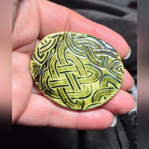 Large vintage Celtic knot design ceramic oval brooch/pin. - Picture 4 of 5
